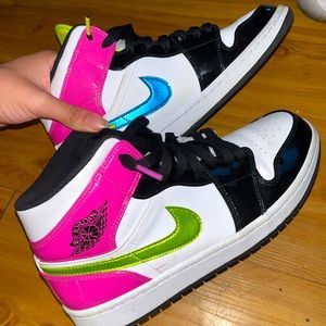 Jordan 1 Mid “pool side”